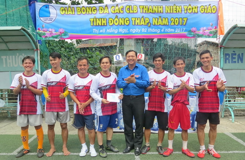 Trao giải cho các độigiải bóng đá các CLB Thanh niên tôn giáo tỉnh Đồng Tháp năm 2017